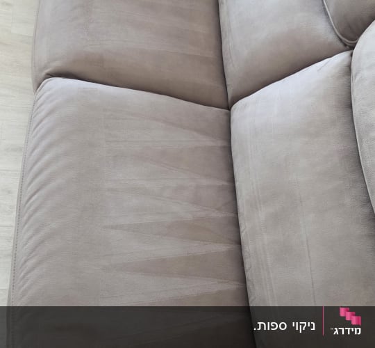 ספת בד נקייה בעלת מרקם מיקרופייבר לאחר ניקוי עמוק